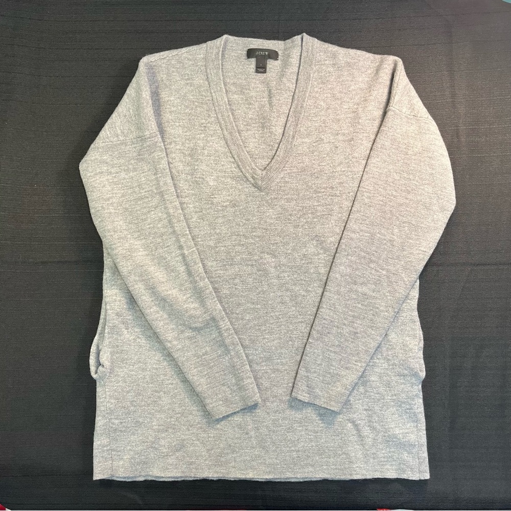 J Crew Gray Merino Wool V-Neck Sweater with side pockets. Women’s S